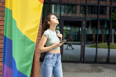 lgbt bayrağı olan güzel bir genç kız, gay geçidinde bayraklı lezbiyen, müttefik ya da açık havada eşcinsel eşitliği destekleyen bir eşcinsel.