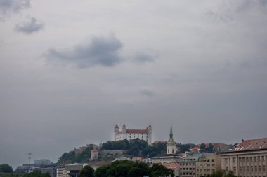 Bratislava Kalesi manzarası. Slovakya 'nın başkenti Bratislava' daki kale. Fotoğraf, şatonun ihtişamını ve güzelliğini yansıtıyor.