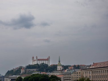 Bratislava Kalesi manzarası. Slovakya 'nın başkenti Bratislava' daki kale. Fotoğraf, şatonun ihtişamını ve güzelliğini yansıtıyor.