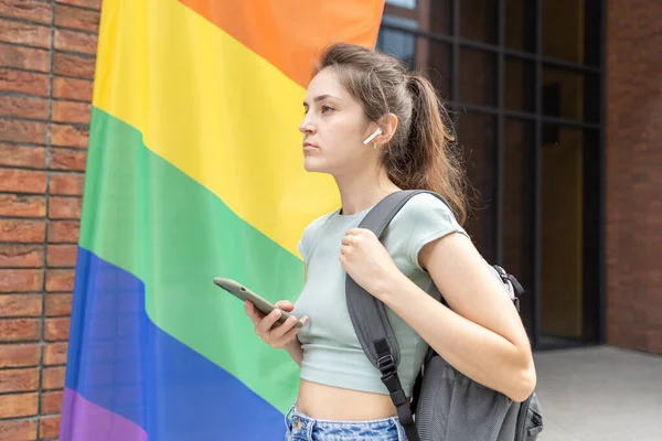 Lgbt 플래그를 아름다운 퍼레이드에서 깃발을 레즈비언 사랑에서 평등을 지지하는 동성애자 — 스톡 사진