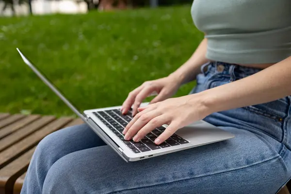 Mujer Joven Usando Computadora Portátil Parque Estudiante Independiente Trabajando Estudiando Fotos De Stock