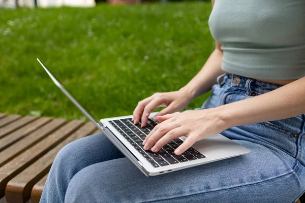 Mujer Joven Usando Computadora Portátil Parque Estudiante Independiente Trabajando Estudiando Imagen De Stock