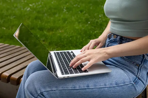 Mujer Joven Usando Computadora Portátil Parque Estudiante Independiente Trabajando Estudiando Imagen De Stock