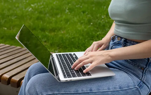 Молода Жінка Використовує Ноутбук Комп Ютер Парку Позаштатна Студентка Яка Ліцензійні Стокові Зображення