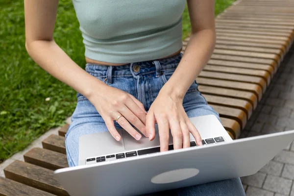 Молода Жінка Використовує Ноутбук Комп Ютер Парку Позаштатна Студентка Яка Ліцензійні Стокові Зображення