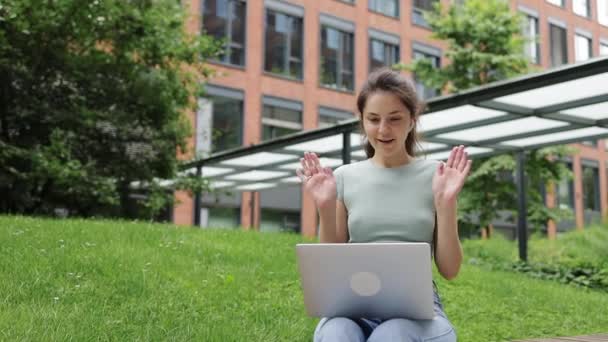 Menina Negócios Atraente Jovem Conversando Line Laptop Trabalhando Estudando Remotamente — Vídeo de Stock