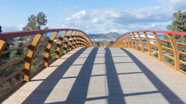 Malaga, İspanya 'da tahta bir köprü resmi 