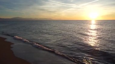 Sahilde gün doğumunun videosu.