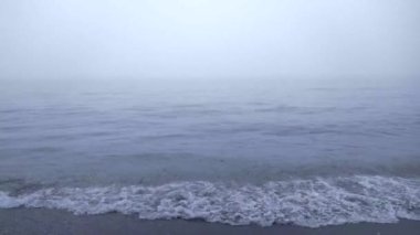 Torremolinos sahilinde sisli bir günün videosu.