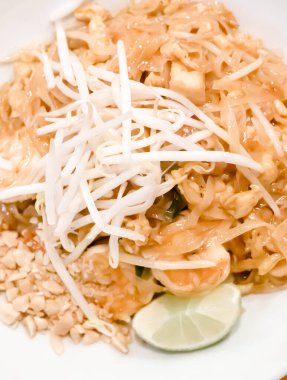 Geleneksel Tayland tabak takımının tepesinde beyaz sığ bir kase üzerinde limonlu fasulye filizi servis edilir.