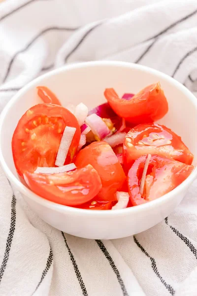 Chopped Tomatoes Red Onions White Bowl White Kitchen Towel Stripes — Stock Photo, Image