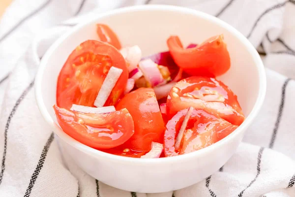 Tomates Picados Con Cebolla Roja Tazón Blanco Sobre Una Toalla —  Fotos de Stock