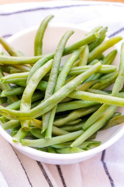 Beyaz kasede pişmiş yeşil fasulye.