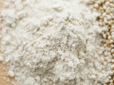 Yeraltı tohumlarının yanında glütensiz taze toprak sütü unu.