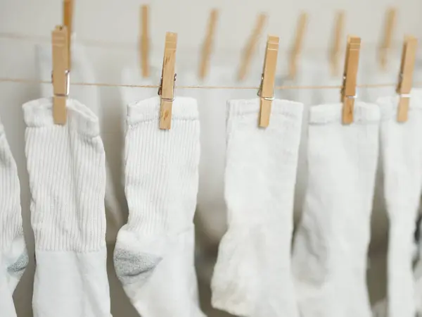 Білі Шкарпетки Закріплені Мотузці Сухого Повітря Приміщенні Щоб Заощадити Гроші Ліцензійні Стокові Зображення