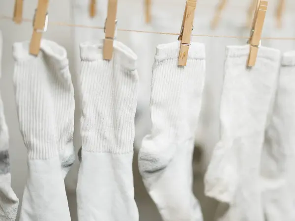 Білі Шкарпетки Закріплені Мотузці Сухого Повітря Приміщенні Щоб Заощадити Гроші Ліцензійні Стокові Фото