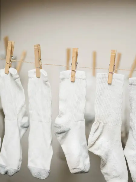 Білі Шкарпетки Обрізані Мотузки Щоб Висушити Повітря Приміщенні Щоб Заощадити Стокова Картинка