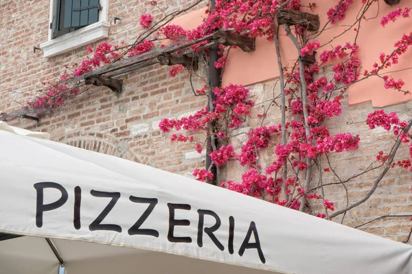 意大利比萨饼店带有复制空间的招牌 — 图库照片