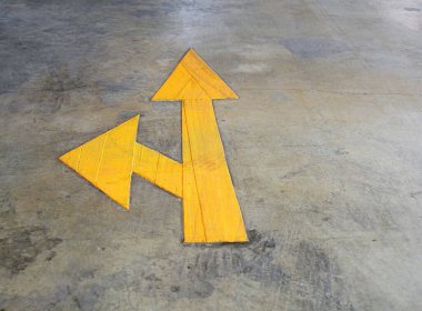 Park binasındaki sarı ok sembolü..