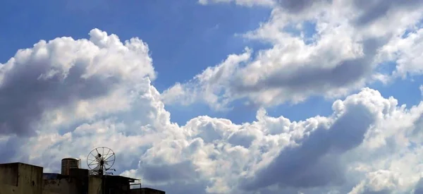 Über Dem Gebäude Bilden Sich Dichte Wolken — Stockfoto