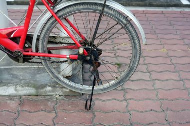 Bisiklet park yerinde çatı sütununun yanına park edilmişti..