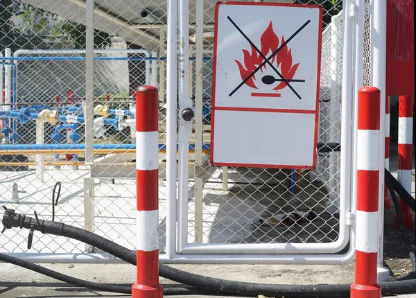 Bölgede Yangın Çıkmaması Için Bir Etiket Benzin Istasyonunun Kapısına Asın - Stok İmaj