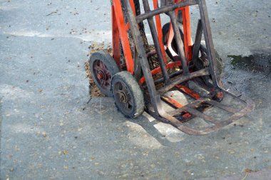 Her iki eski araba da ağaçtan uzaklaşmasın..