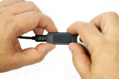 Her iki el de donanım cüzdanını ayarlamak için düğmeye basıyordu..