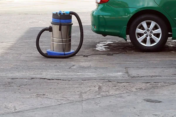 Prepare a vacuum cleaner for clean a car.