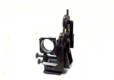 Çevirme göstergesi ile 3 eksenli lens tutucu aşaması.