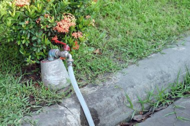 Park yerine yakın bir musluk ve hortum..