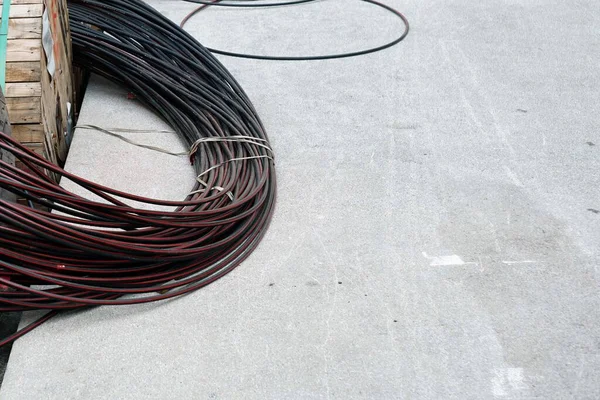 Una Gran Cantidad Cables Fibra Óptica Suelo Con Carrete Madera — Foto de Stock