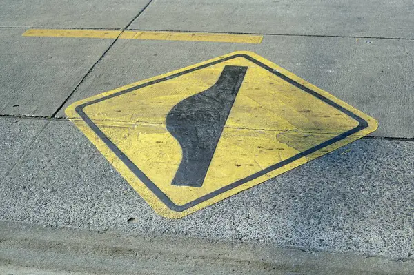 警告のために道路上の黄色の矢印記号 — ストック写真