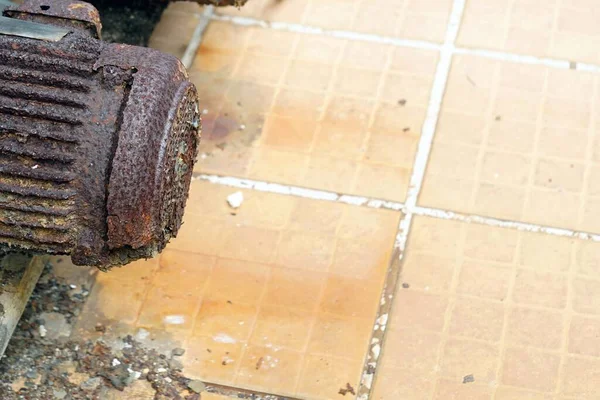 Una Muy Oxidación Del Motor Bomba Causa Edificio —  Fotos de Stock