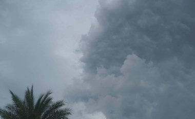 Yağmur yağan bir bulut hareketi..