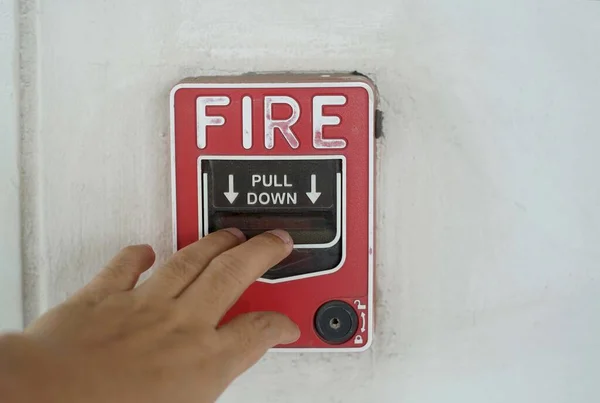 Ręka Ściągała Alarm Pożarowy — Zdjęcie stockowe