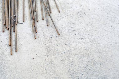 Beton zemin üstüne beton dökmek için paslı çelik takviye çubuğu.
