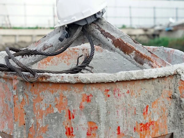 建設現場の白い建設労働者のヘルメット — ストック写真