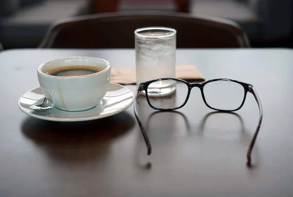 Чашка Кофе Очки Деревянном Столе — стоковое фото