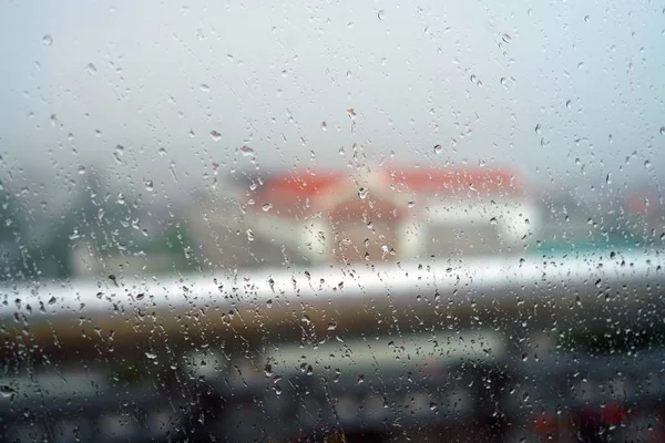 Deszcz Spada Okno Mieście Zobaczyć Cień Szkoły — Zdjęcie stockowe