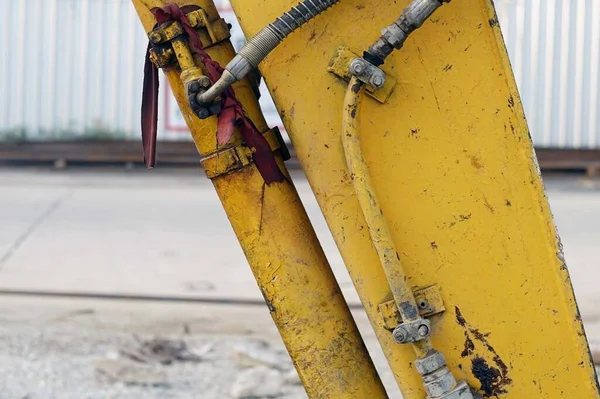 Close Van Een Oude Gele Graafmachine Met Leidingen Kleppen — Stockfoto