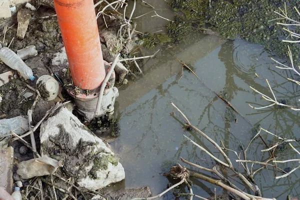 Σωλήνες Αποχέτευσης Και Απόβλητα Στη Λίμνη Ρύπανση Του Περιβάλλοντος — Φωτογραφία Αρχείου