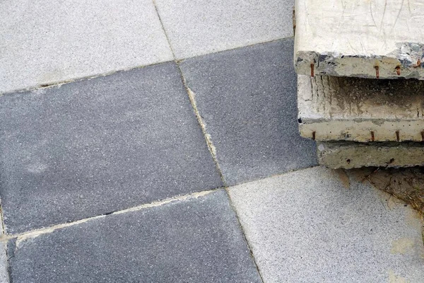 Parkın Girişinde Bir Sürü Çimento Tabakası Var — Stok fotoğraf