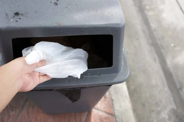 Hand Wirft Müll Den Mülleimer Mülleimerkonzept Spart Umwelt — Stockfoto