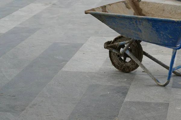建筑工地的手推车和水泥 — 图库照片