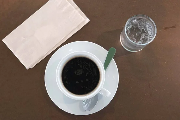 Een Oppere Sluier Van Een Kopje Koffie Een Glas Water Stockfoto