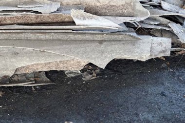 Arka plan olarak kırık beton ve asfalt, fotoğrafa yakın çekim