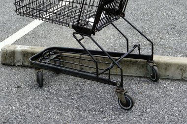 Marketteki otoparkta alışveriş arabaları..