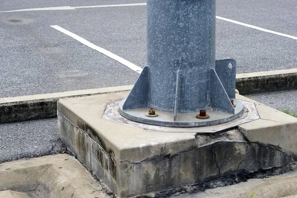 Zbliżenie Metalowej Podstawki Cemencie Jasnej Latarni Parkingu — Zdjęcie stockowe