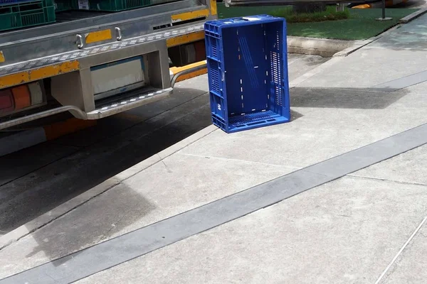 Una Caja Plástico Azul Para Transporte Carga Con Carro Almacén — Foto de Stock